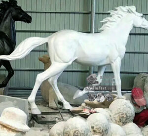 làm tượng con ngựa lớn trang trí ngoài trời