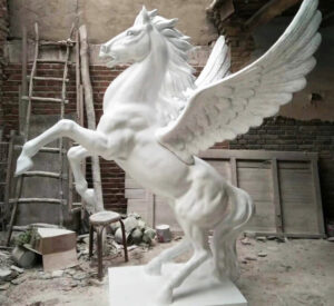 tượng ngựa vàng mút xốp cho decor tết 2026