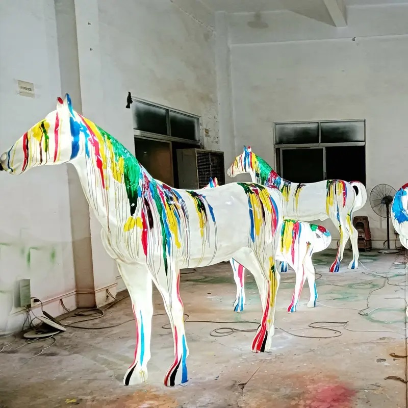 làm tượng con ngựa lớn trang trí ngoài trời